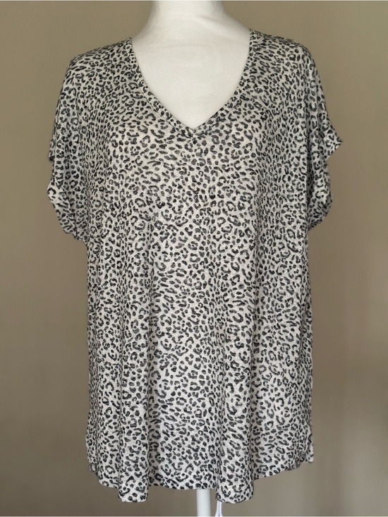 bobeau Tops - bobeau White and Gray Leopard Print V-Neck Tunic